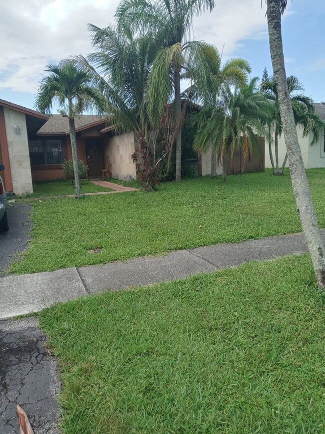 Building Photo - 9205 Saddlecreek Dr