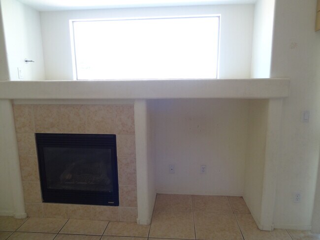 Building Photo - 3 Bedrooms, 2 Bathroom single story home i...