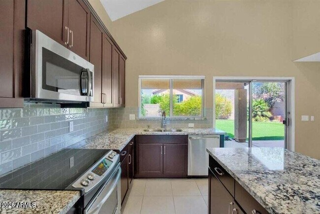 Foto del edificio - 10476 E Hillery Dr
