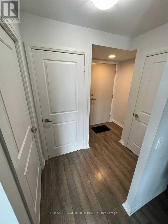 Building Photo - 30-1530 Meadowglen Pl