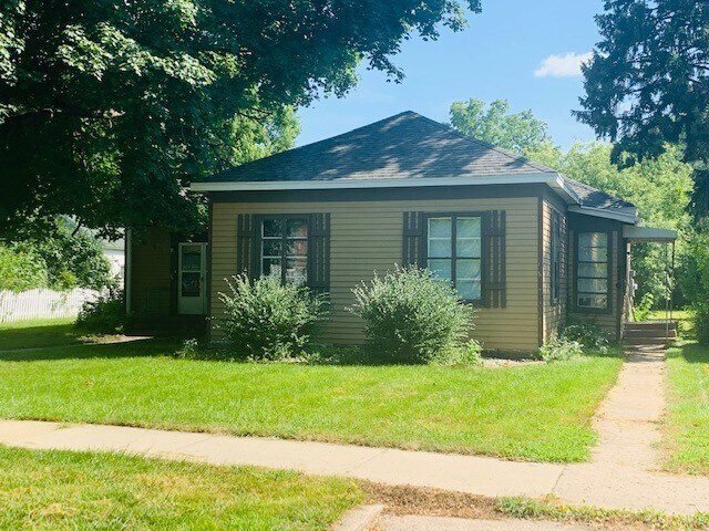 Foto principal - Great location 4 bedroom, 2 bathroom house...