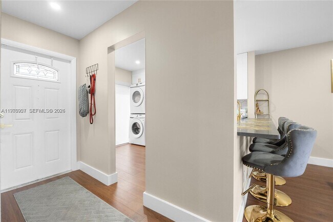 Foto del edificio - 796 Banks Rd