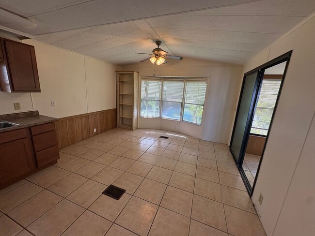 Foto del edificio - Tavares 1 Bed 1 Bath Waterfront Mobile Home