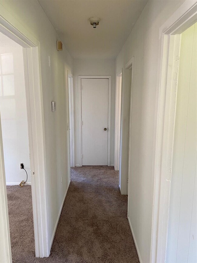 Building Photo - 122 James Garfield Cir