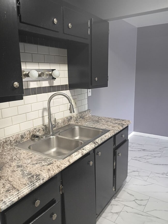 Building Photo - Spacious 1BR Apartment | Convenient Kenosha Location