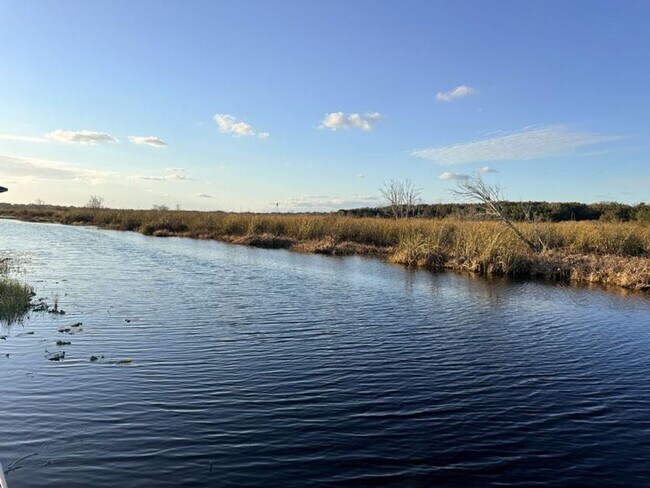 Building Photo - Stunning 4/2.5 in Highly Sought After Waterside Community!