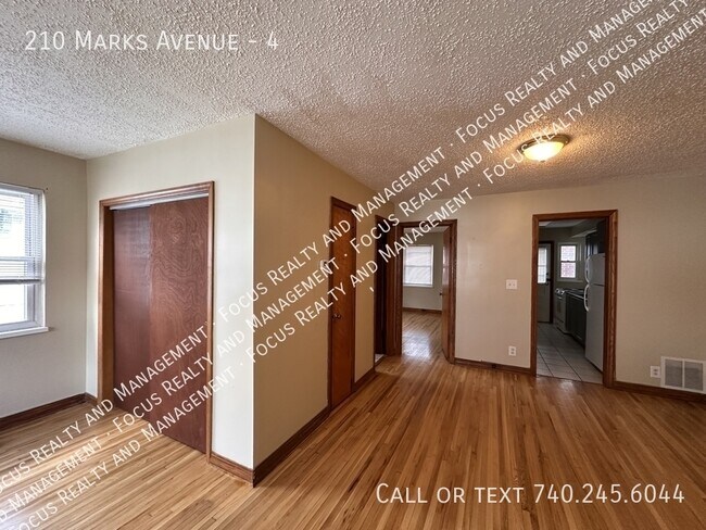 Foto del edificio - 210 Marks Ave
