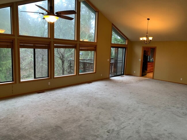 Building Photo - Amazing home with great natural lighting!