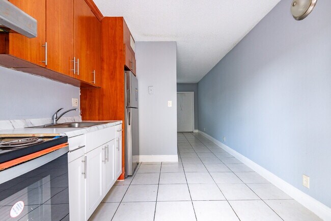 Foto del edificio - Charming 2-Bedroom Apartment – Fully Furni...