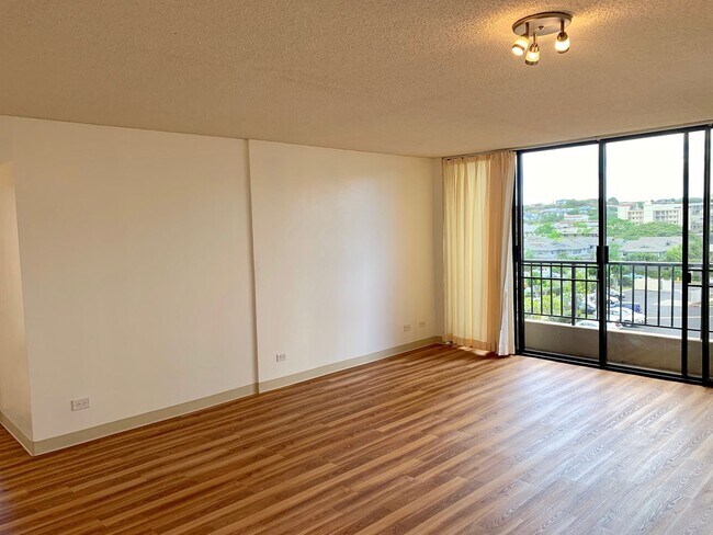 Foto del edificio - 2-Bedroom Condo with Lanai & Parking – $2,...