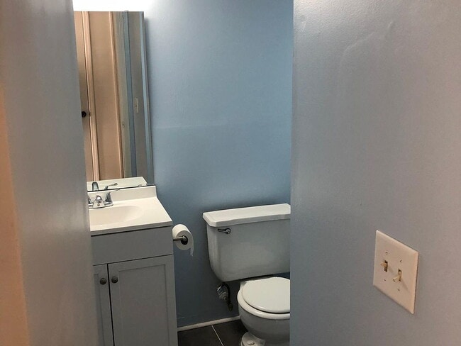 Building Photo - "Charming 2-Bed Sanctuary with Granite Acc...