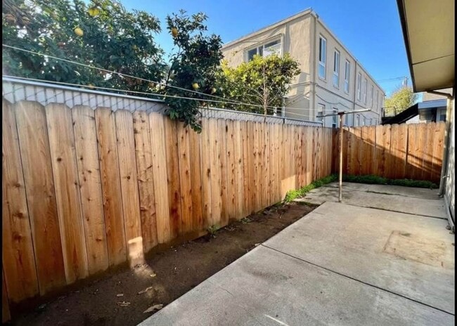 Building Photo - 511 W 5th St