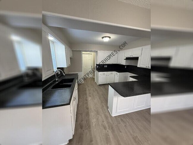 Foto del edificio - 9805 Blue Bonnet Dr