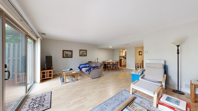 Building Photo - 629 Watersedge Dr