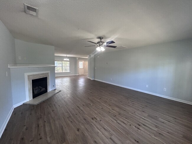 Foto del edificio - Large 3 bedroom 2 living room house w comm Pool!