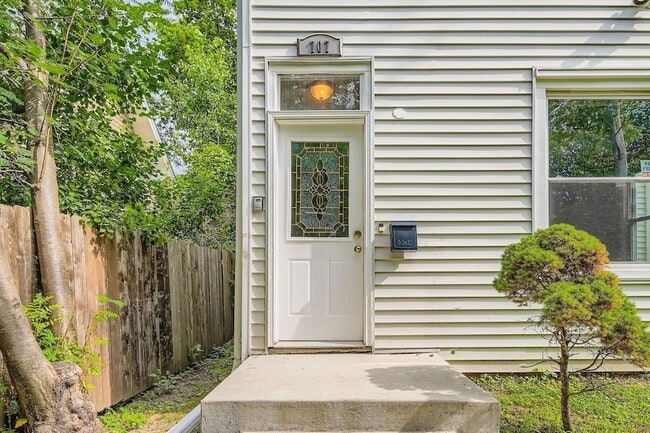 Foto del edificio - 707 Jenks Ave E