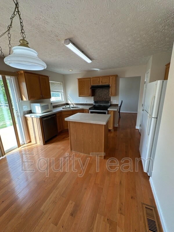 Foto del edificio - 6591 Falling Leaves Ct