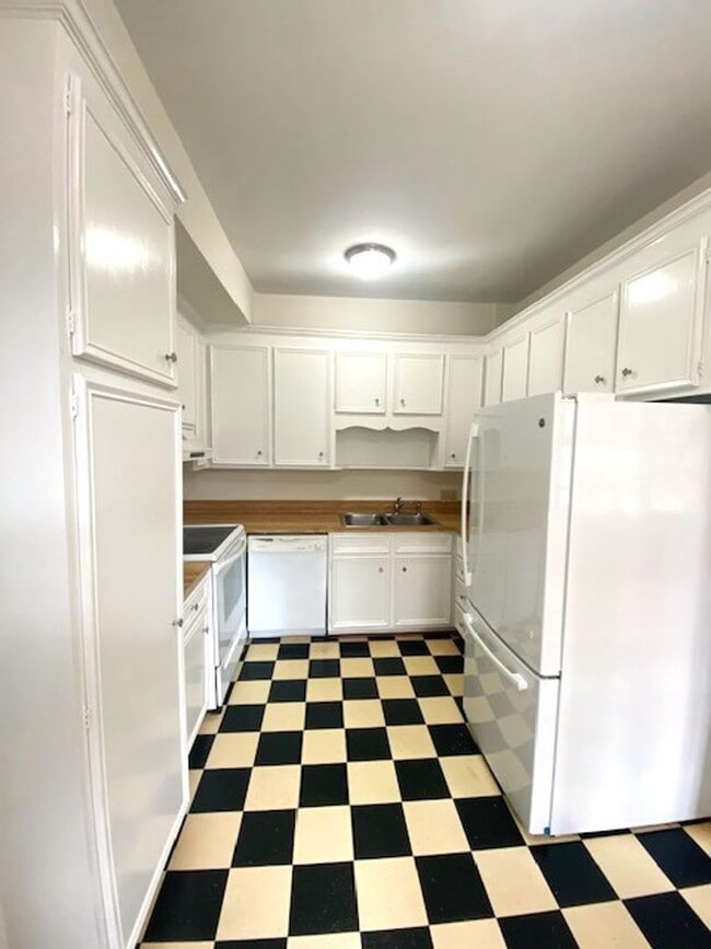Building Photo - Uptown! The Poplar! Great Price!