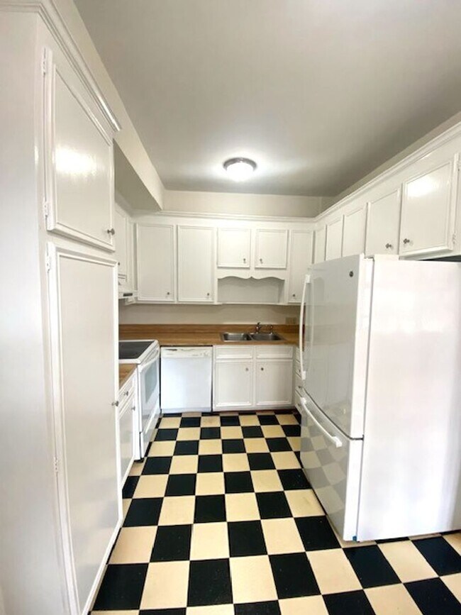 Foto del edificio - Uptown! The Poplar! Great Price!