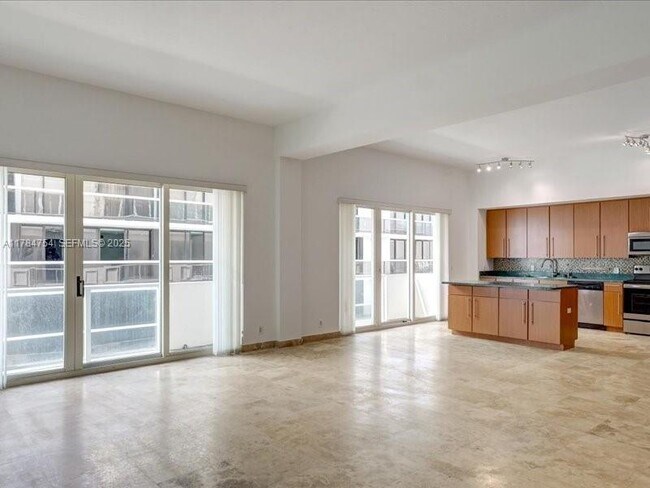 Foto del edificio - 9499 Collins Ave