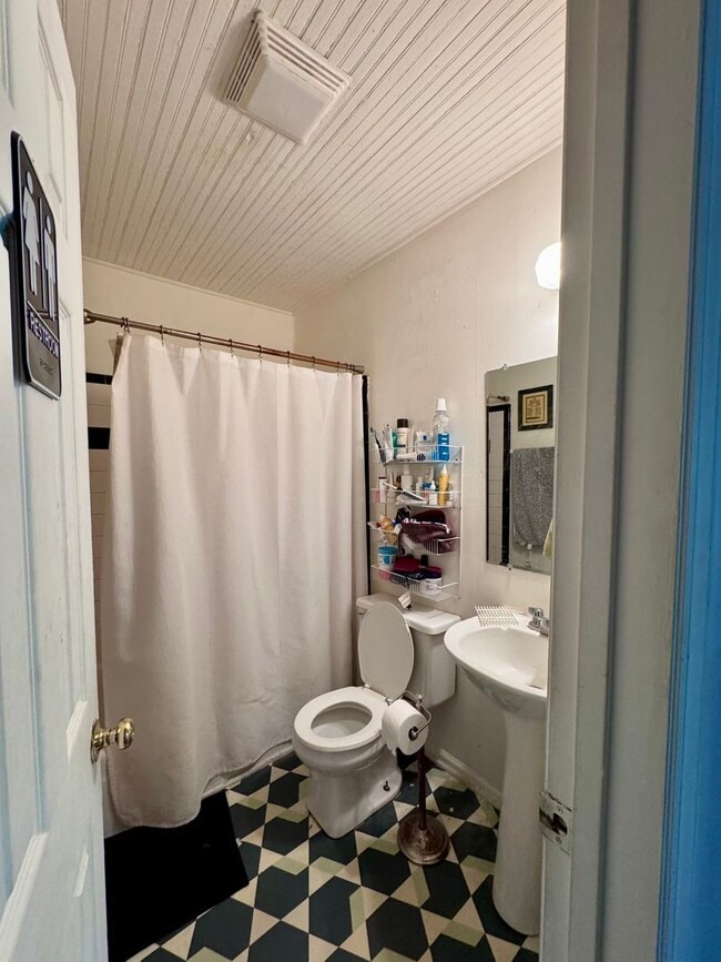 Building Photo - Spacious 6-Bedroom Home in the Heart of Ca...