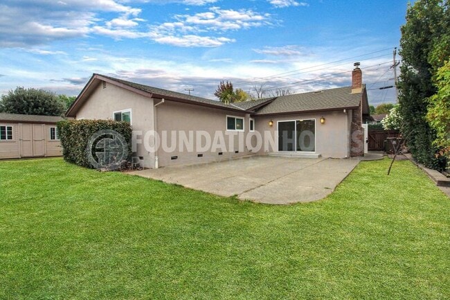 Building Photo - 599 Tamarack Dr