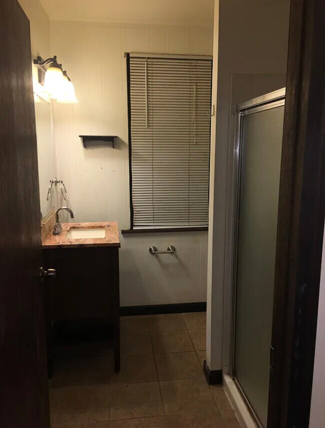 Baño - 901 Chartiers Ave