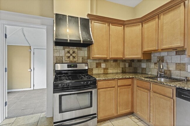 Foto del edificio - Charming Five Points home with outdoor oasis on corner lot