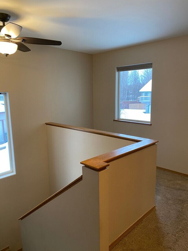 Building Photo - Townhouse with garage and fenced yard in J...
