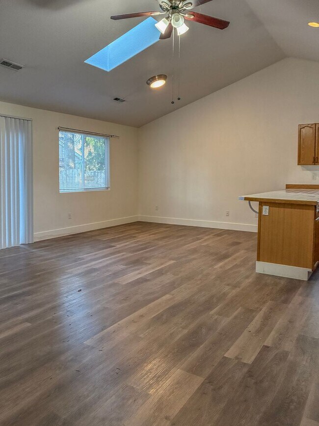 Building Photo - 3 Bedroom 2 Bath Ranch Home Available Now- February Free !