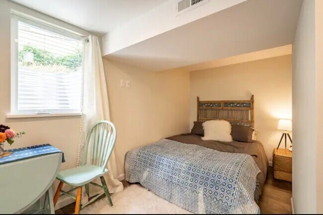 Ahora hay un televisor inteligente montado en la pared con un soporte giratorio para que puedas disfrutarlo desde la cama o la cocina. - 3330 SE Franklin St