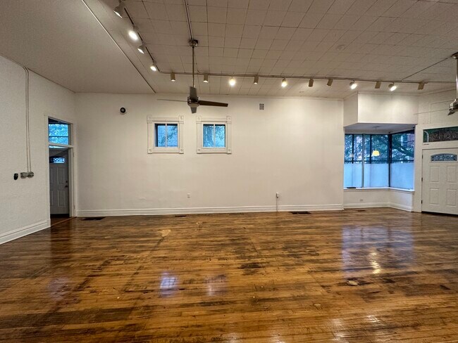 Foto del edificio - 1049 N Marshfield Ave