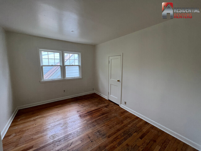 Building Photo - 1906 E Kenmore Pl