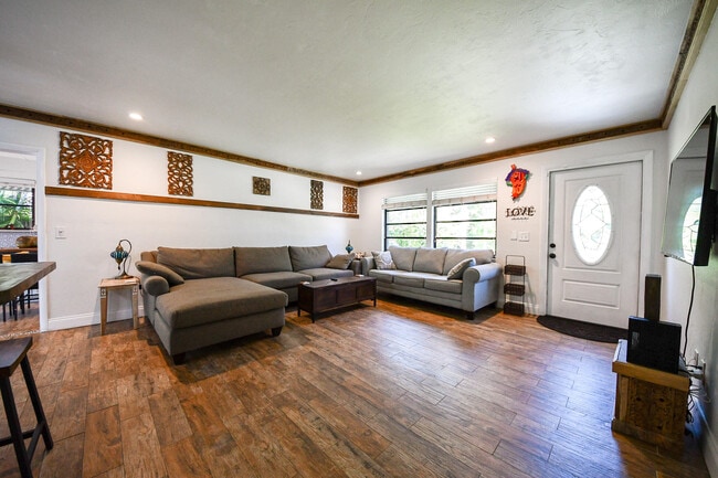 Building Photo - 6432 SE Clairmont Pl