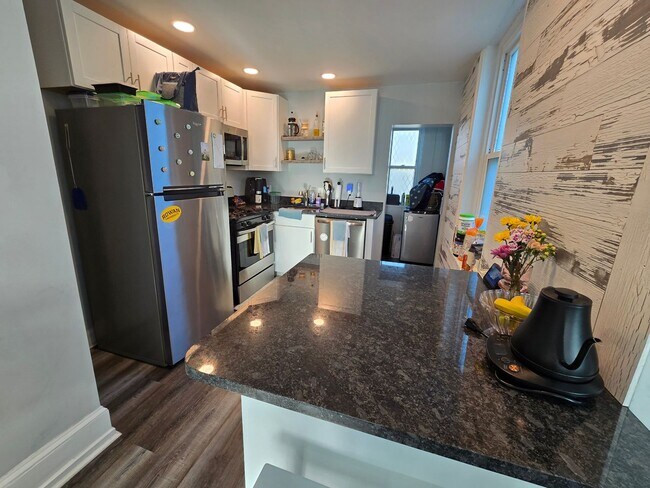 Building Photo - Beautiful, bright, modern 2 bedroom 1 bath...