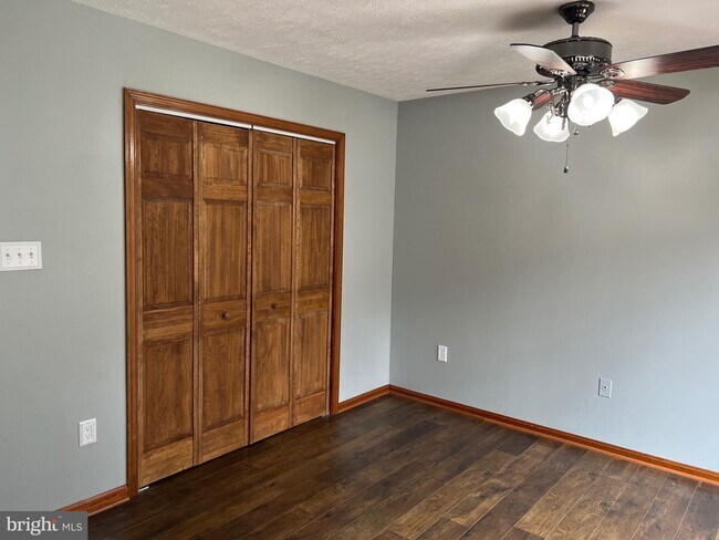 Building Photo - 1337 Robinhood Ln