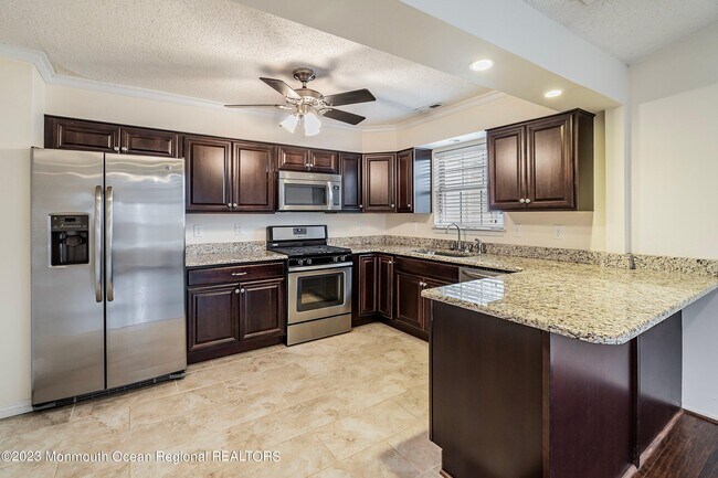 Building Photo - 166 Tulip Ln