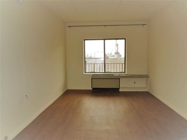 Building Photo - 143-50 Barclay Ave