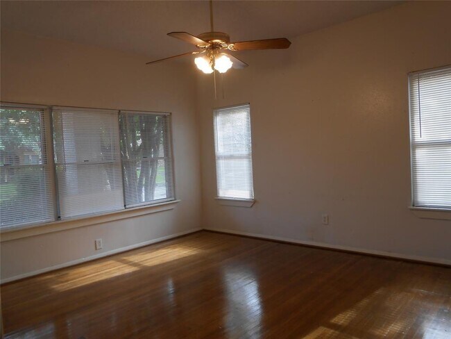Building Photo - 1226 W Gray St