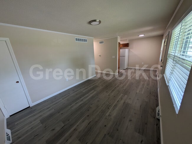 Building Photo - 405 Holiday Dr