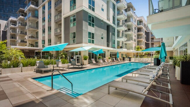 Piscina - Next on Sixth