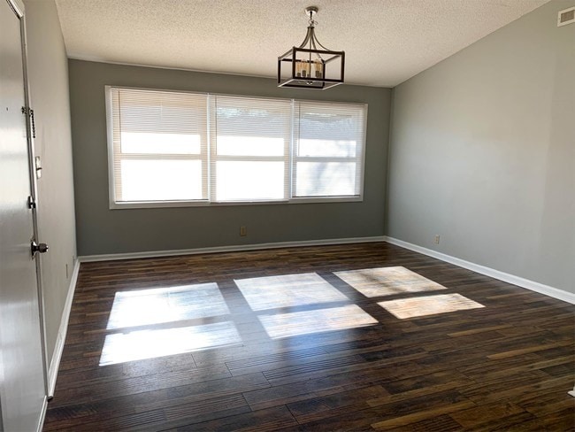 Photo - 1405 Crocus Ln House