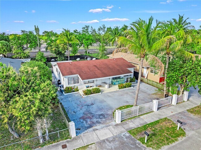 Foto del edificio - 581 NW 113th St