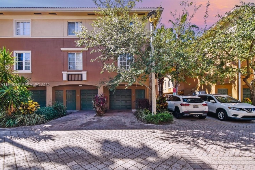 Foto principal - 2945 NE 185th St