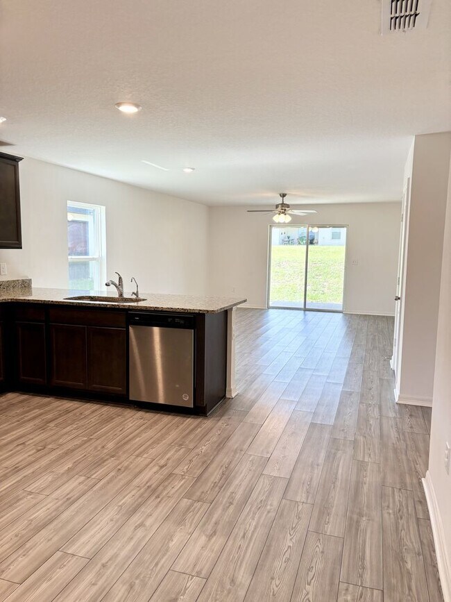 Foto del edificio - Your Dundee 4Beds/2Baths dream home – conv...