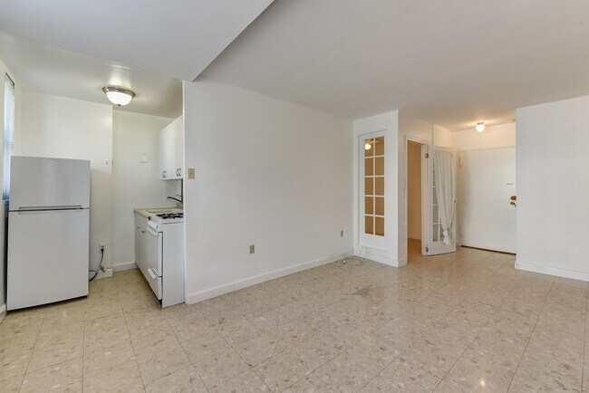 Building Photo - Spacious & Bright Junior One Bedroom at River Place North