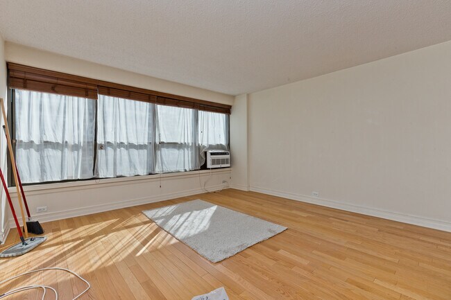Foto del edificio - 2930 N Sheridan Rd
