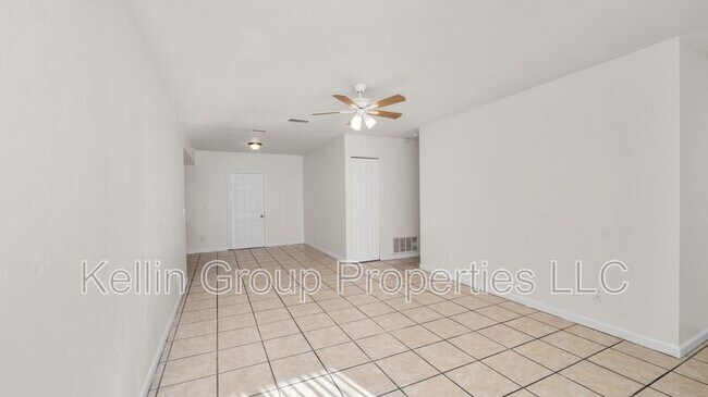 Building Photo - 303 Regal Park Dr