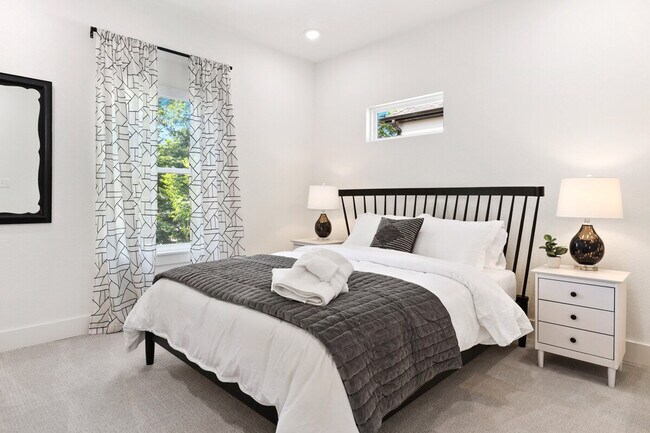 Building Photo - 112 NW Oz Vlg Dr