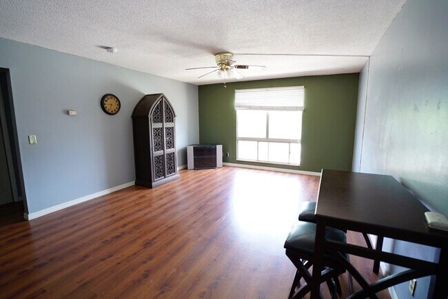 Building Photo - 1700 SW 16th Ct